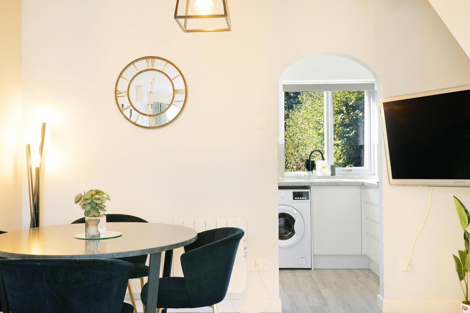 Cosy Corner In Aylesbury Near Stoke Mandeville Hospital & Town Centre With Private Parking מראה חיצוני תמונה