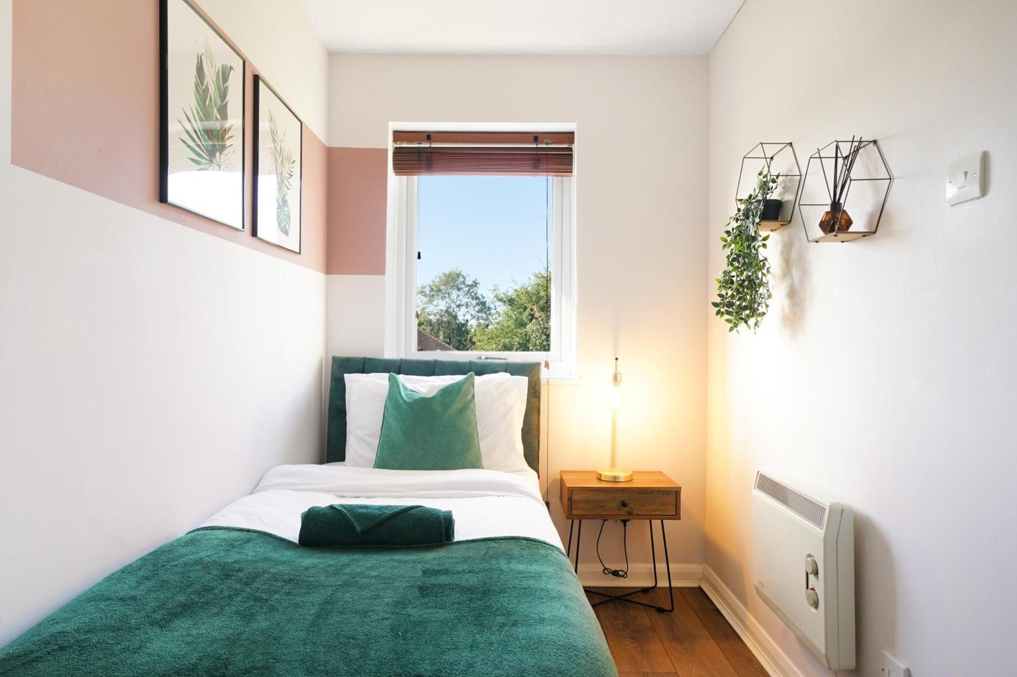 Cosy Corner In Aylesbury Near Stoke Mandeville Hospital & Town Centre With Private Parking מראה חיצוני תמונה