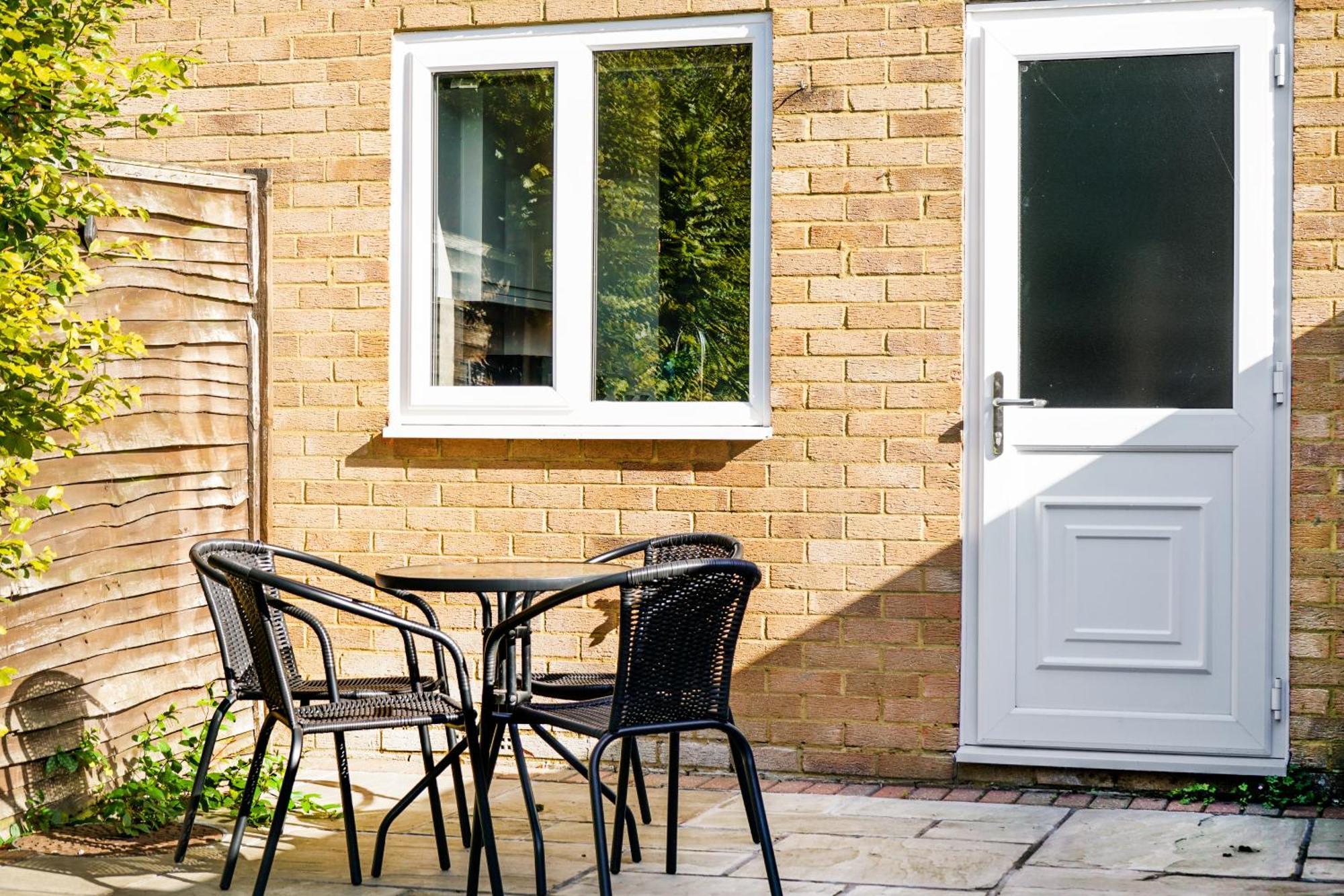 Cosy Corner In Aylesbury Near Stoke Mandeville Hospital & Town Centre With Private Parking מראה חיצוני תמונה